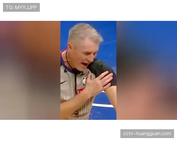 特写：弗格与盖利发生冲突各吃技犯，场上火药味渐浓