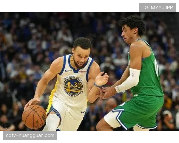 斯蒂芬·库里单节命中5记三分，勇士半场建立20分领先